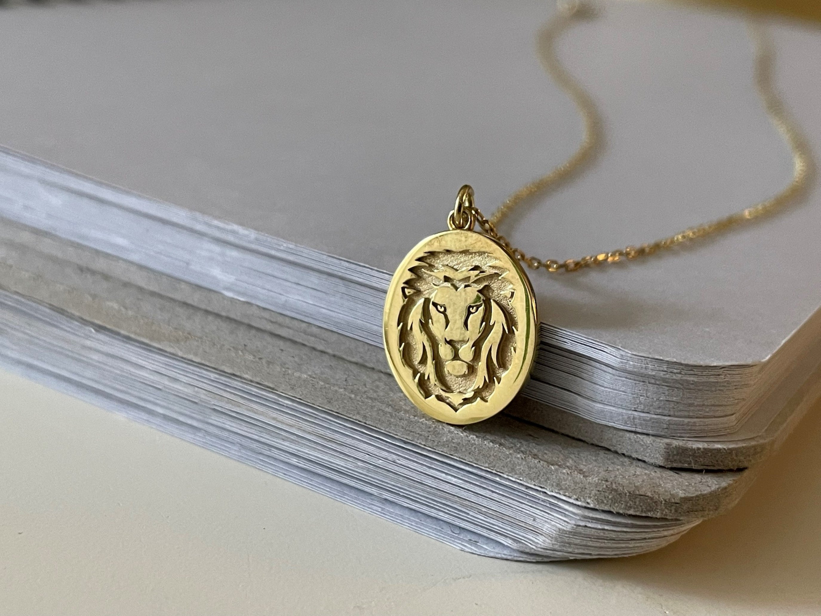 Gold lion deals chain pendant